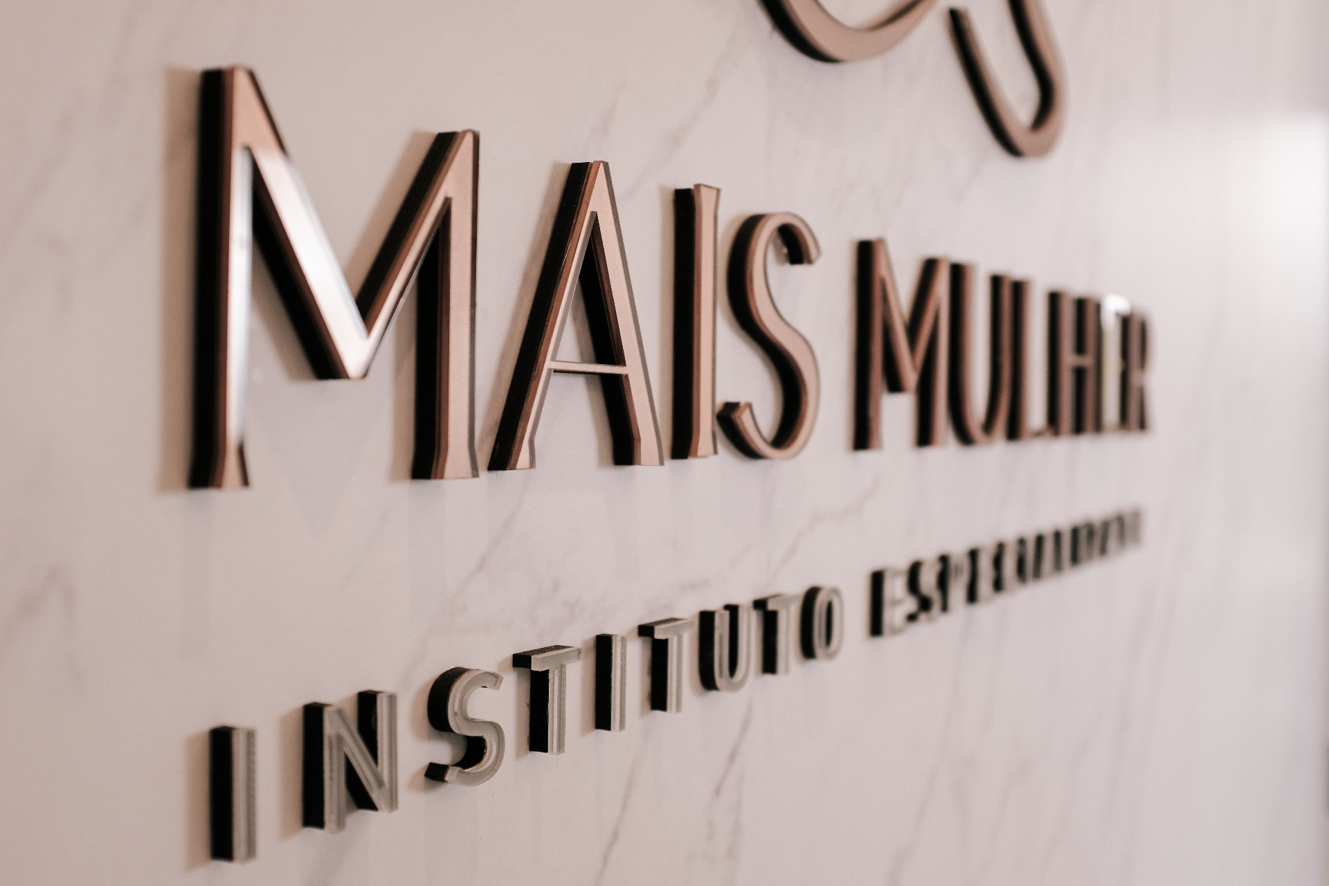 Identidade visual em parede de mármore