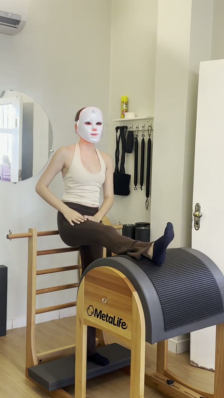 Aluna praticando Pilates em aparelho no estúdio do Instituto Mais Mulher